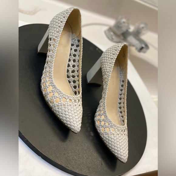 Marc Fisher Shoes - Marc Fisher Viviane woven off white women’s Size 6.5M excellent condition clean